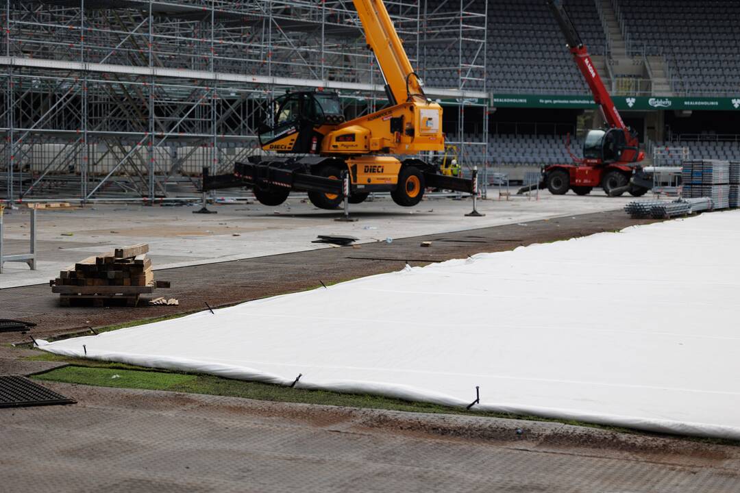 Dariaus ir Girėno stadiono veja uždengta agroplėvele