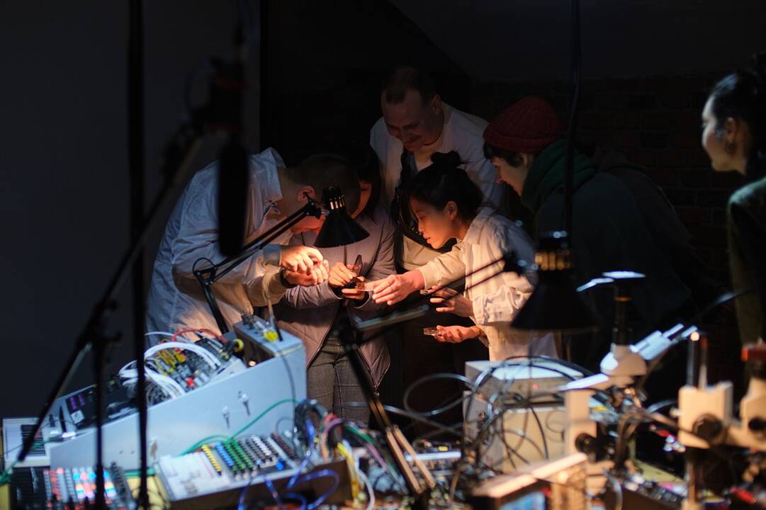 Dimensijos: „Trial & Theatre“spektaklio žiūrovai pasijus it lankytųsi laboratorijos rūsyje, kuriame atsivers mikroskopinis pasaulis.
