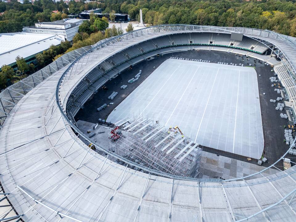 Dariaus ir Girėno stadiono veja uždengta agroplėvele