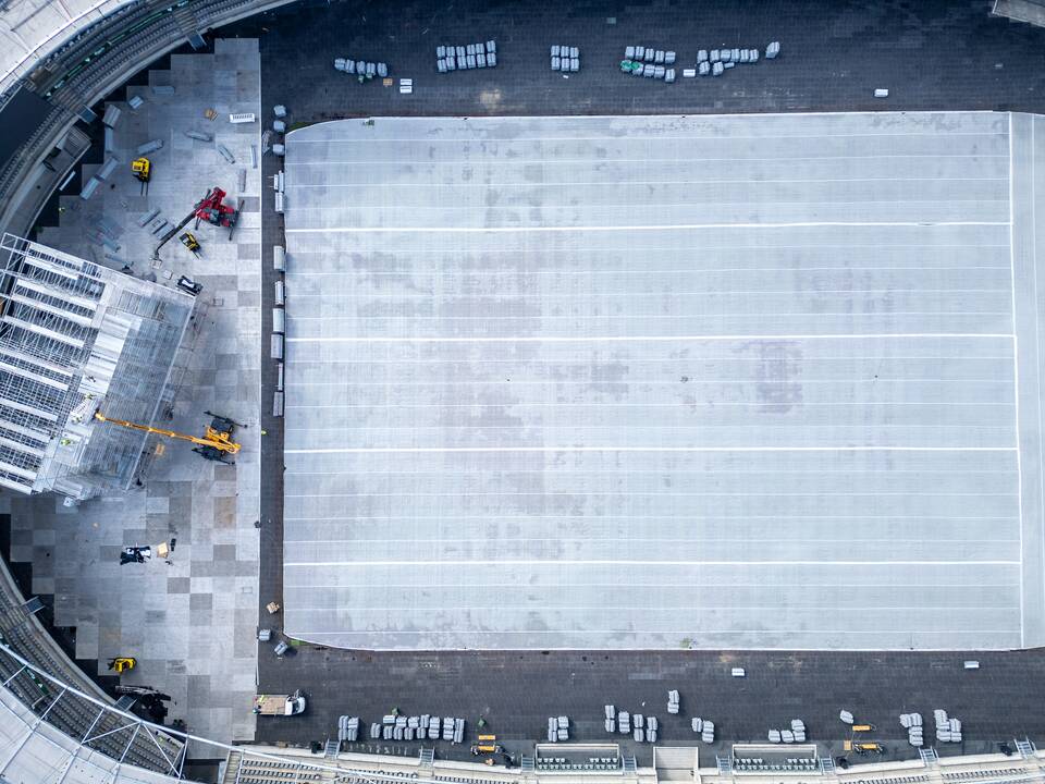 Dariaus ir Girėno stadiono veja uždengta agroplėvele