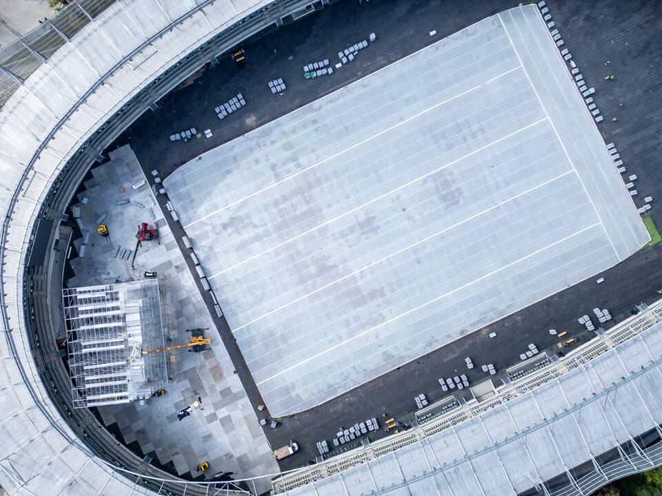 Dariaus ir Girėno stadiono veja uždengta agroplėvele