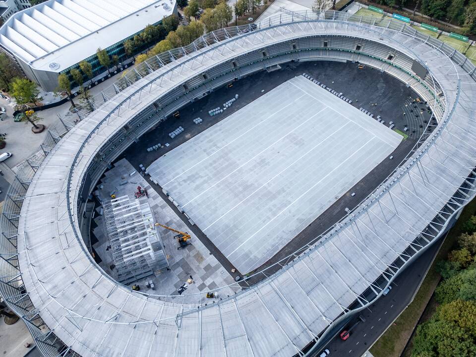 Dariaus ir Girėno stadiono veja uždengta agroplėvele