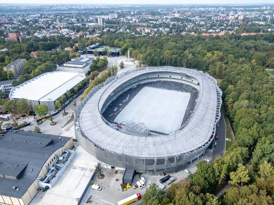 Dariaus ir Girėno stadiono veja uždengta agroplėvele
