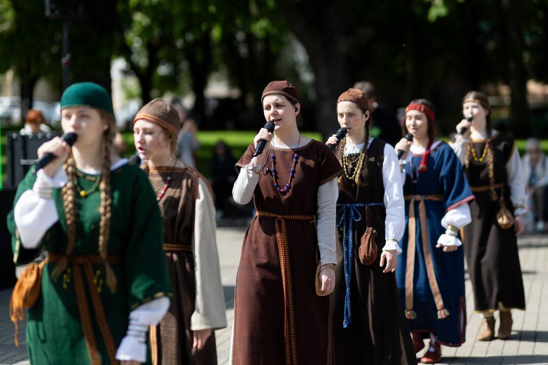 Lietuvos dainų šventės šimtmečiui skirtos menininko Ray Bartkaus instaliacijos „Sodai“ pristatymas