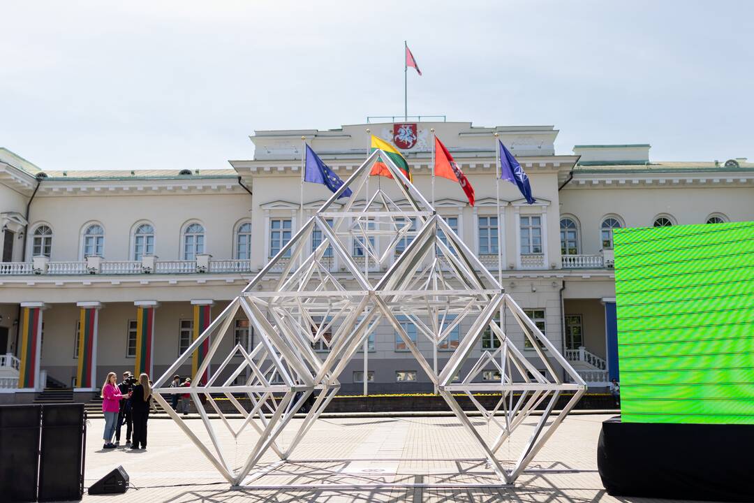Lietuvos dainų šventės šimtmečiui skirtos menininko Ray Bartkaus instaliacijos „Sodai“ pristatymas