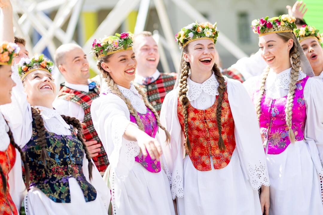 Lietuvos dainų šventės šimtmečiui skirtos menininko Ray Bartkaus instaliacijos „Sodai“ pristatymas