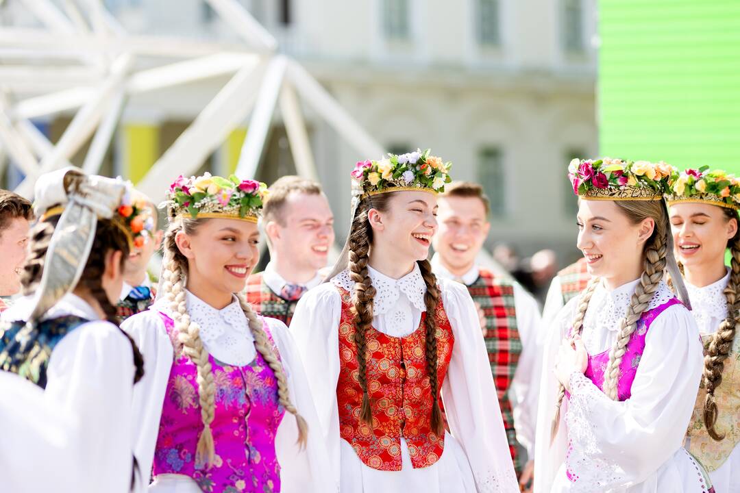 Lietuvos dainų šventės šimtmečiui skirtos menininko Ray Bartkaus instaliacijos „Sodai“ pristatymas