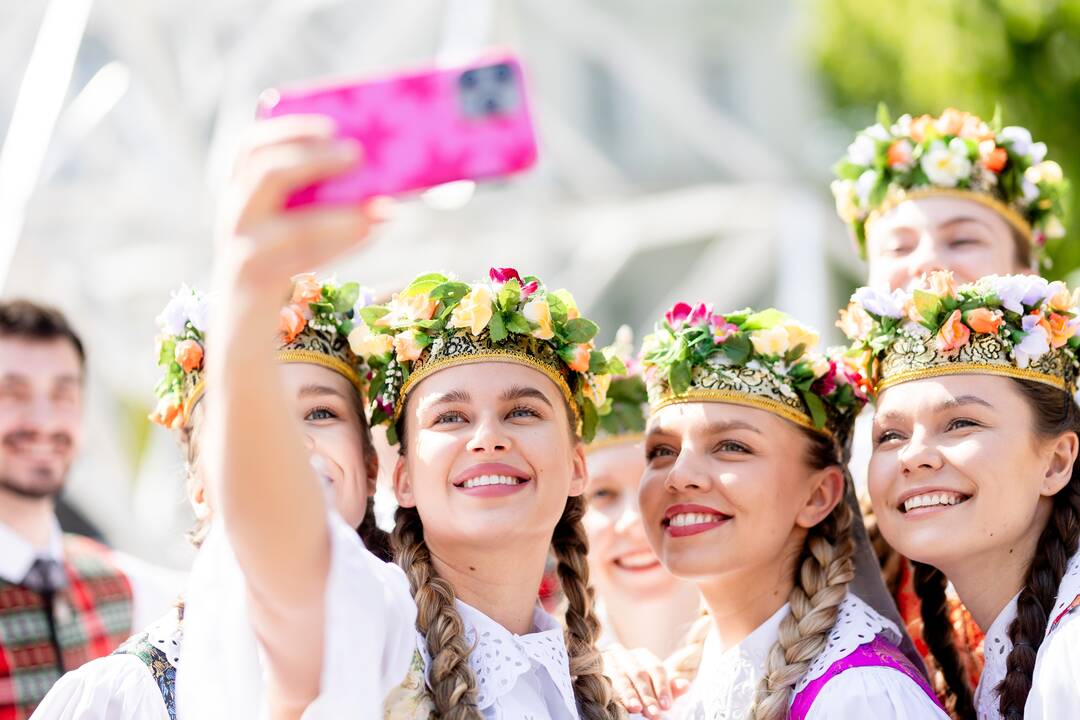 Lietuvos dainų šventės šimtmečiui skirtos menininko Ray Bartkaus instaliacijos „Sodai“ pristatymas