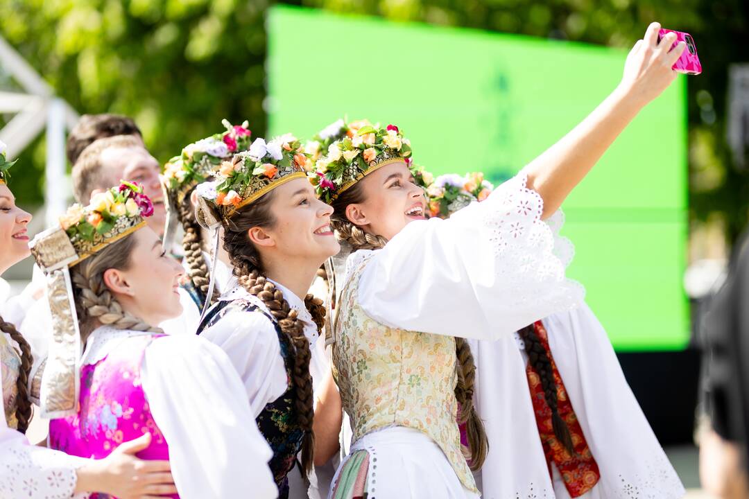 Lietuvos dainų šventės šimtmečiui skirtos menininko Ray Bartkaus instaliacijos „Sodai“ pristatymas