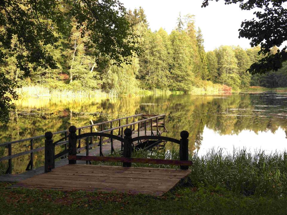 Erdvu: Lakštingalų slėnis, 2,9 ha plotą užimanti stovyklavietė ant Akmenos upės kranto, – puiki vieta poilsiui.