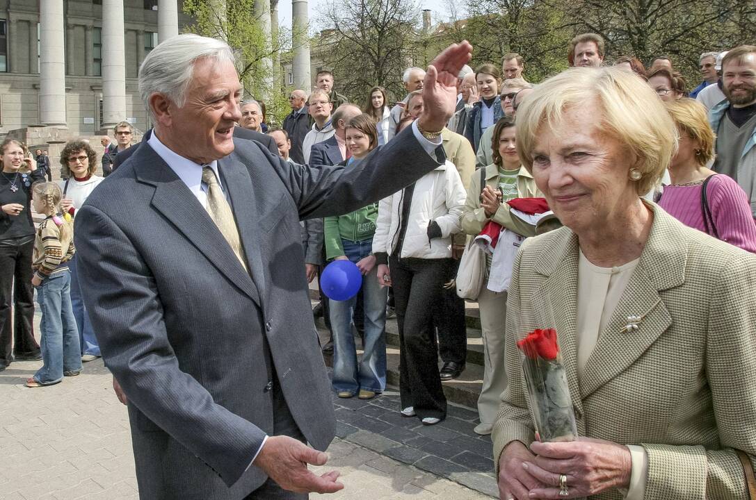 Viltys: į fotografo kadrą pateko ir Vilniuje užrašo ant tvoros „2004 05 01“ fone, su šluota stovinti šlavėja. Prisidengusi akis, ji žiūri į saulę – lyg į šviesų rytojų.