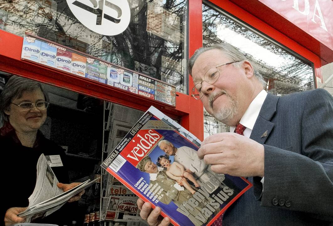 Viltys: į fotografo kadrą pateko ir Vilniuje užrašo ant tvoros „2004 05 01“ fone, su šluota stovinti šlavėja. Prisidengusi akis, ji žiūri į saulę – lyg į šviesų rytojų.