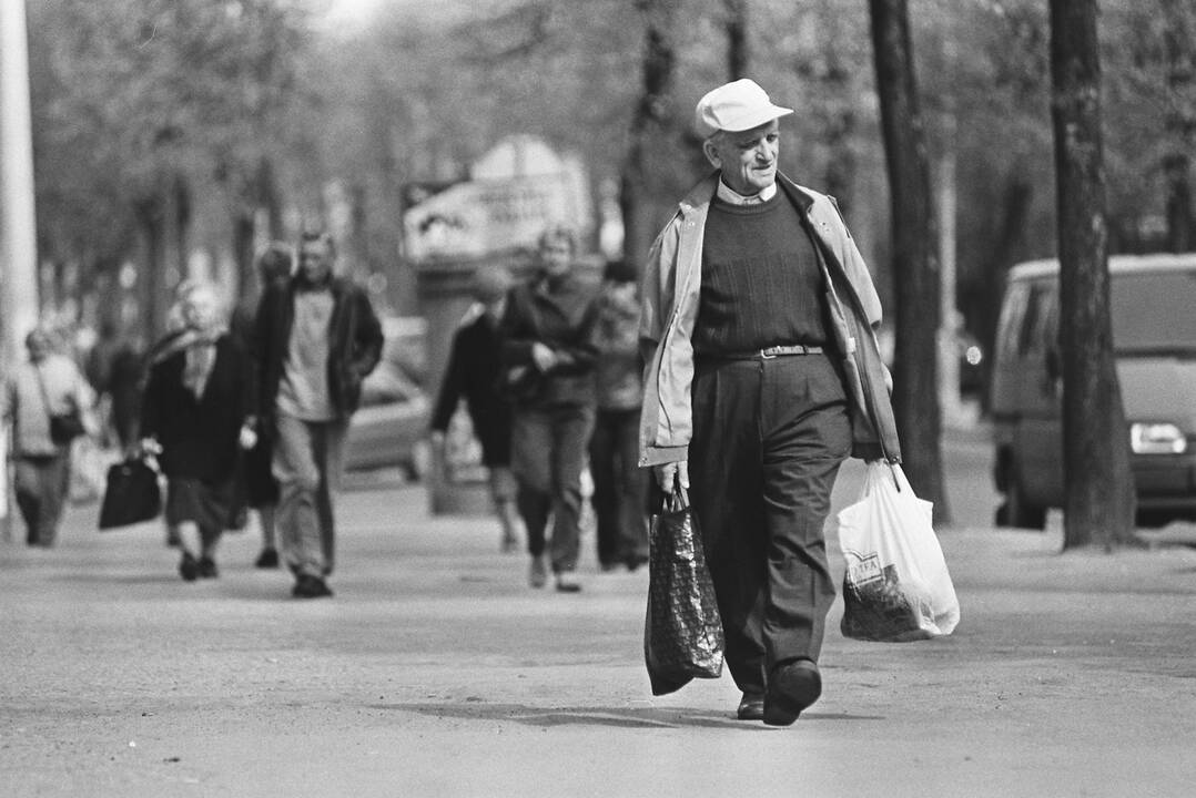 Viltys: į fotografo kadrą pateko ir Vilniuje užrašo ant tvoros „2004 05 01“ fone, su šluota stovinti šlavėja. Prisidengusi akis, ji žiūri į saulę – lyg į šviesų rytojų.
