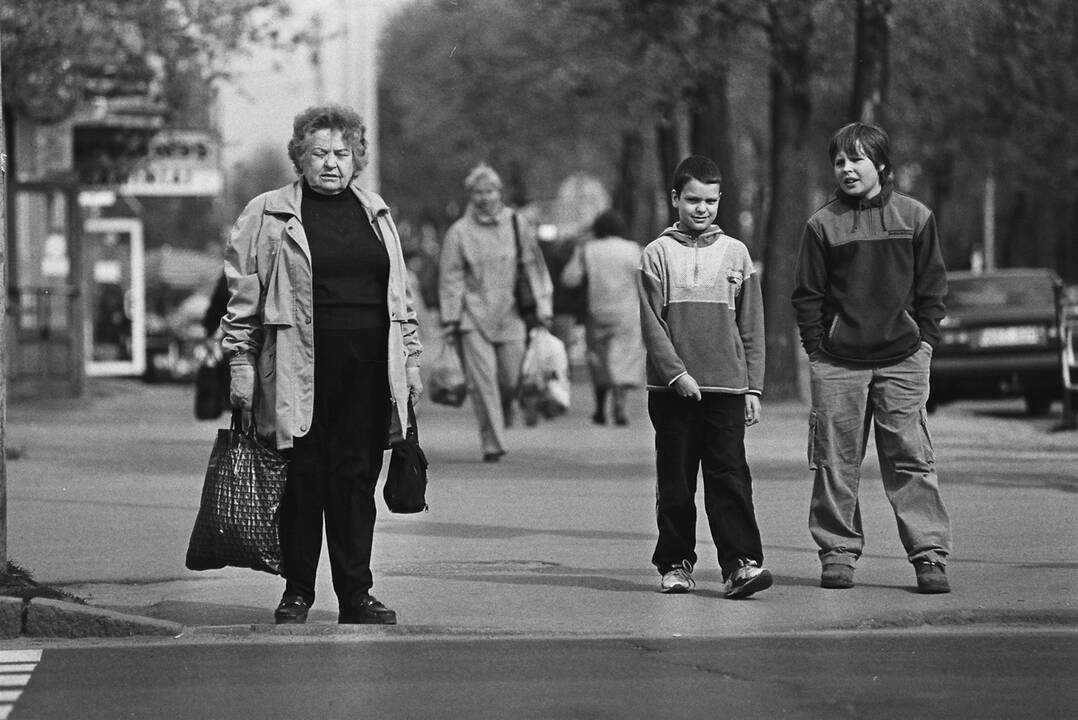 Viltys: į fotografo kadrą pateko ir Vilniuje užrašo ant tvoros „2004 05 01“ fone, su šluota stovinti šlavėja. Prisidengusi akis, ji žiūri į saulę – lyg į šviesų rytojų.