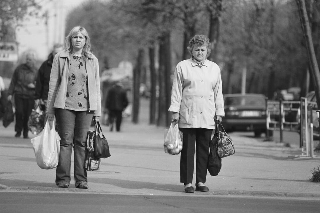Viltys: į fotografo kadrą pateko ir Vilniuje užrašo ant tvoros „2004 05 01“ fone, su šluota stovinti šlavėja. Prisidengusi akis, ji žiūri į saulę – lyg į šviesų rytojų.
