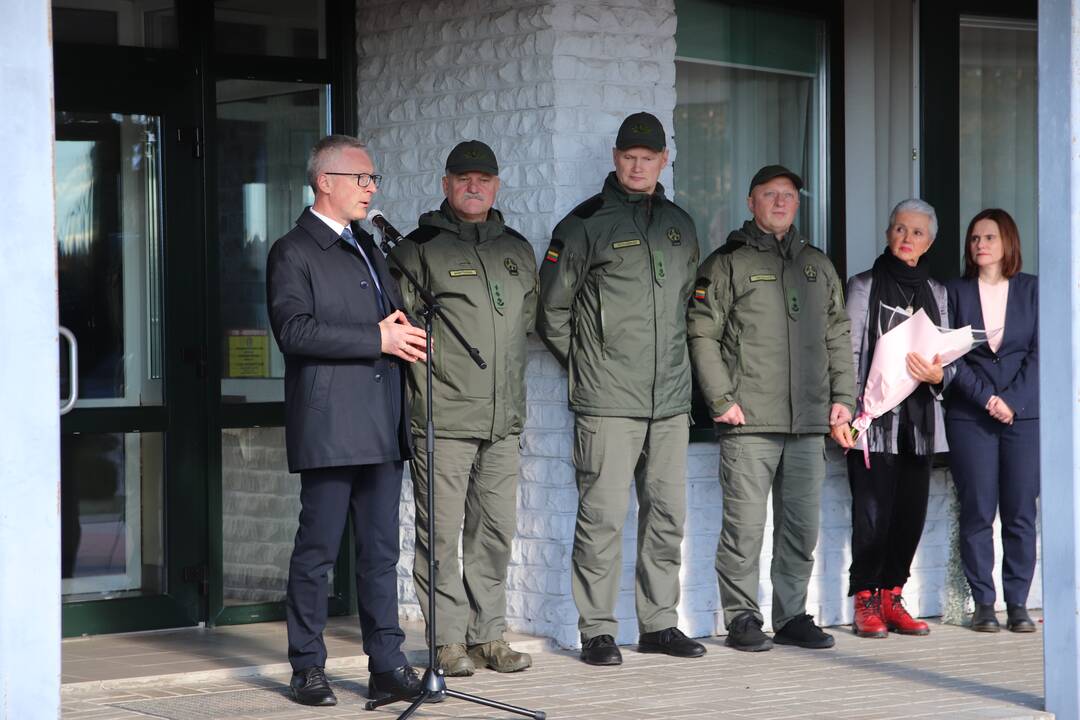 Pagerbė: renginio dalyviai prie Pagėgių pasienio rinktinės K. Skučo pasienio užkardos administracinio pastato.