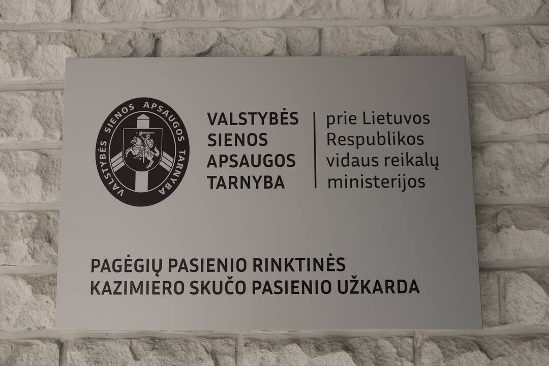 Pagerbė: renginio dalyviai prie Pagėgių pasienio rinktinės K. Skučo pasienio užkardos administracinio pastato.