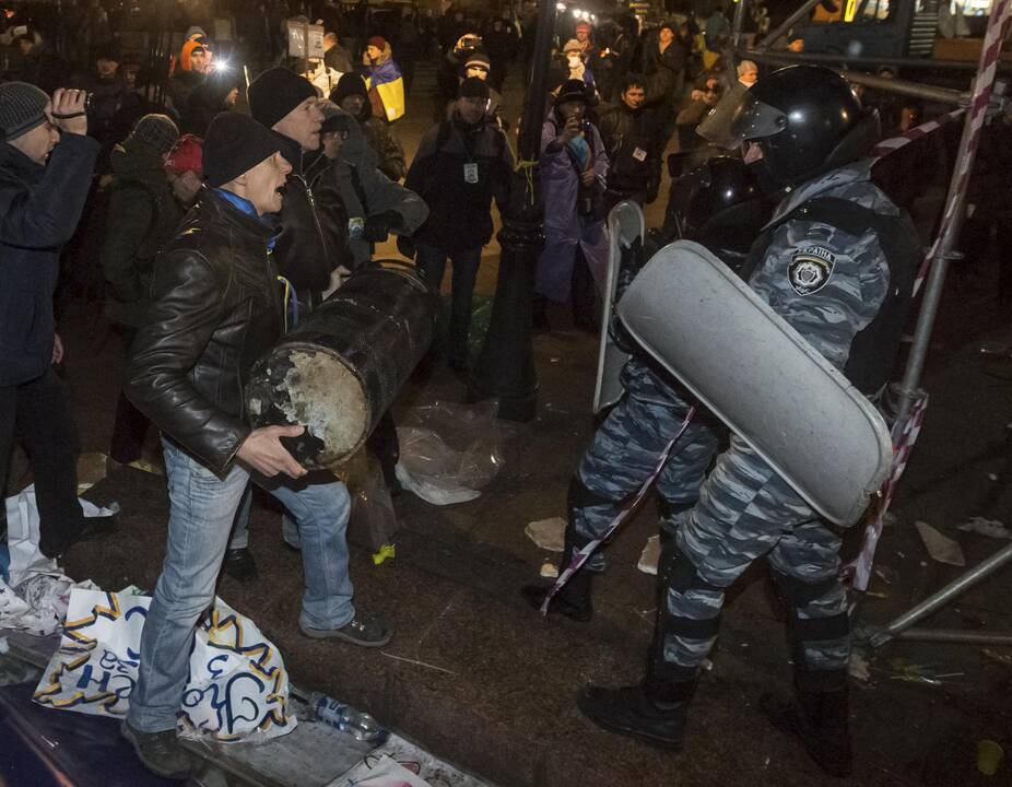 Ukrainos opozicijos protestuotojai nuo riaušių milicijos gelbėjosi Kijevo vienuolyne