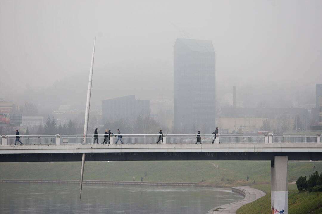 Eismo sąlygas sunkina rūkas ir šlapdriba: matomumas vietomis sumažėjęs iki 200 metrų