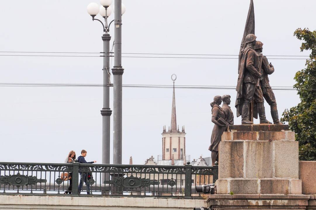 Žaliojo tilto skulptūras „papuošė“ Kovo 11-ajai