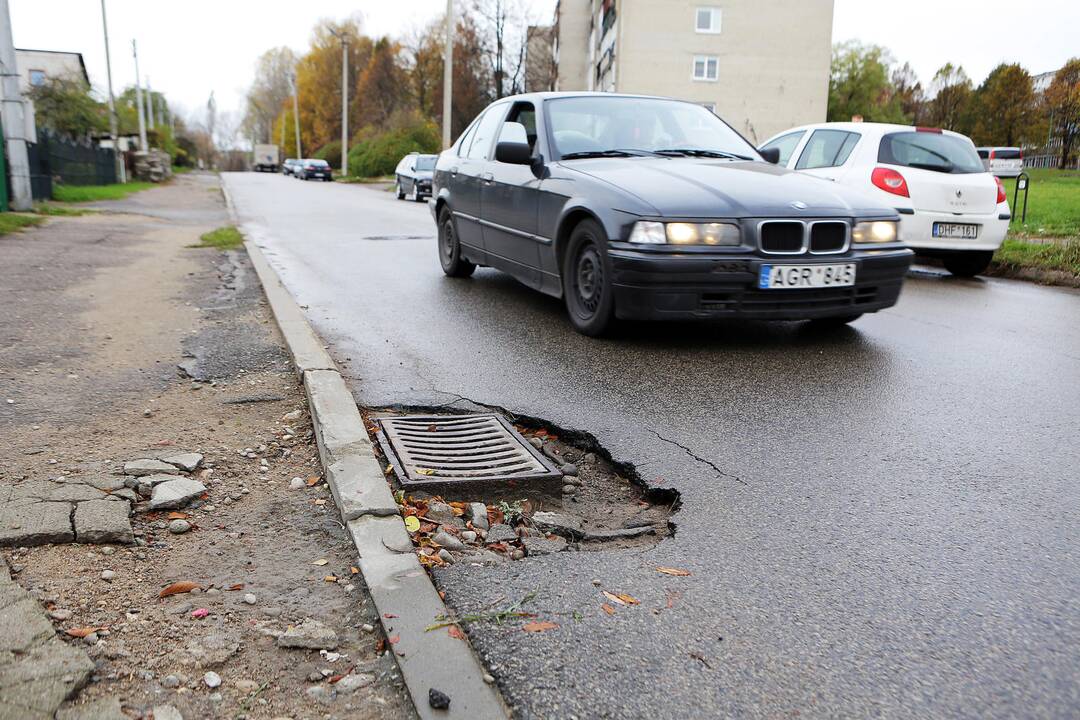 Eismą Panevėžio gatvėje trikdo duobė