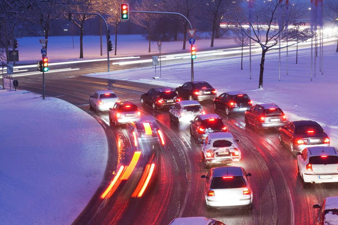 Naktį eismo sąlygas sunkins snygis, lijundra ir plikledis