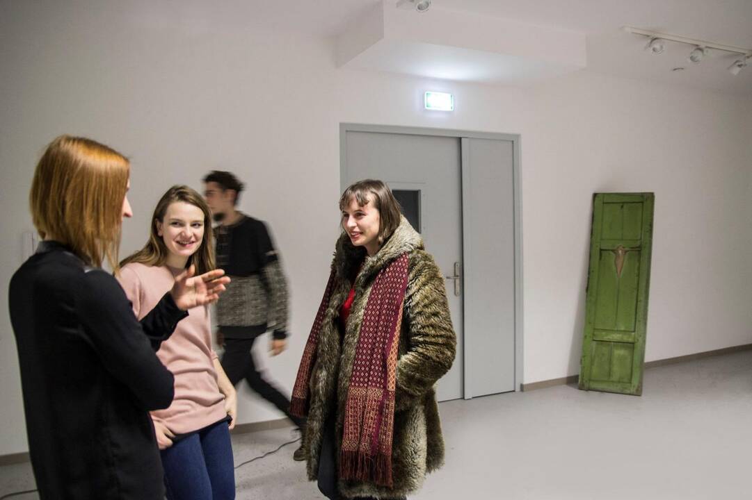 Rūbas kėdei, arba Nepažintos gyvybės formos