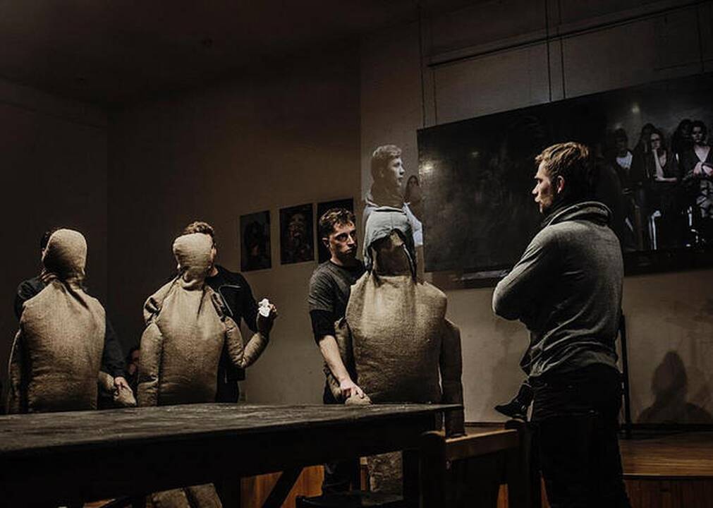 Scena iš spektaklio "Kaligula"