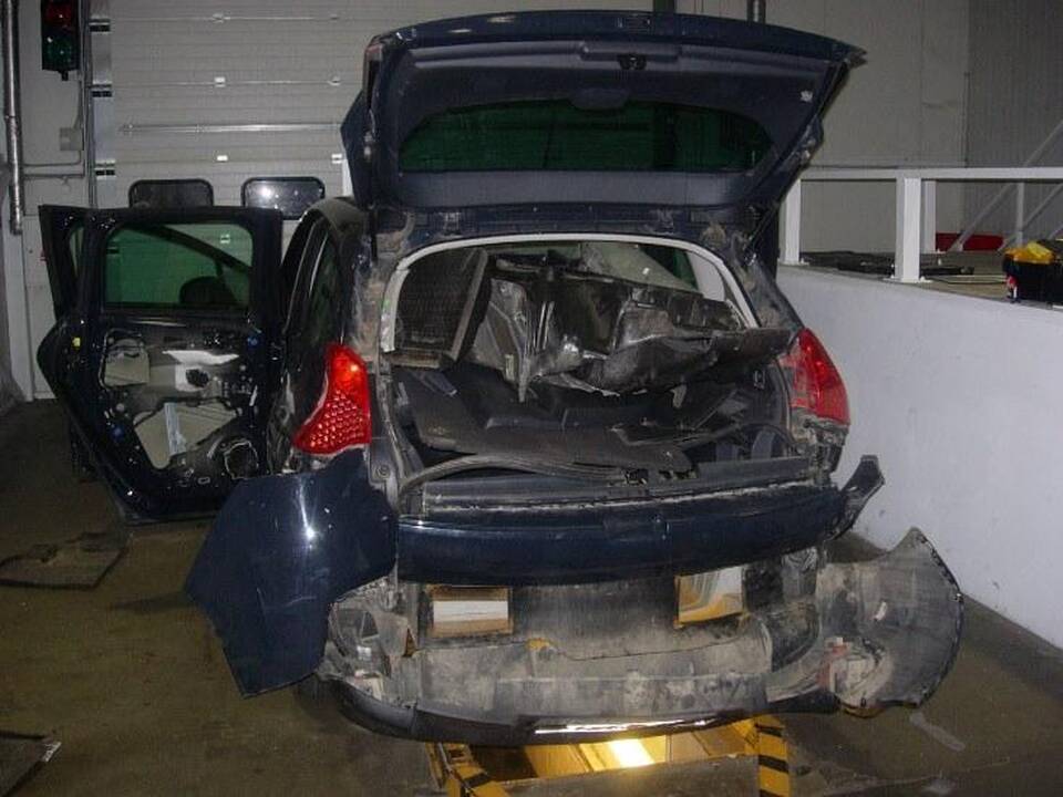 Muitininkai išardė tris automobilius, kuriais vežta kontrabanda