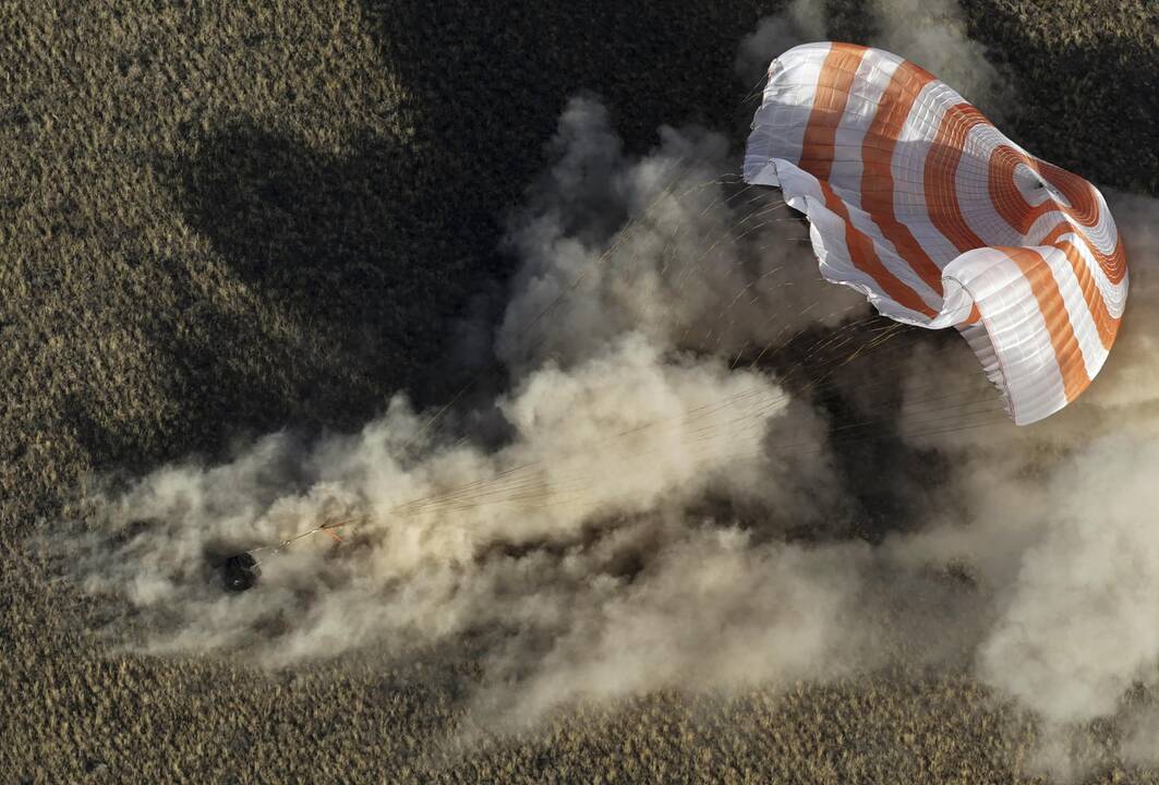 Trys astronautai iš TKS grįžo į Žemę