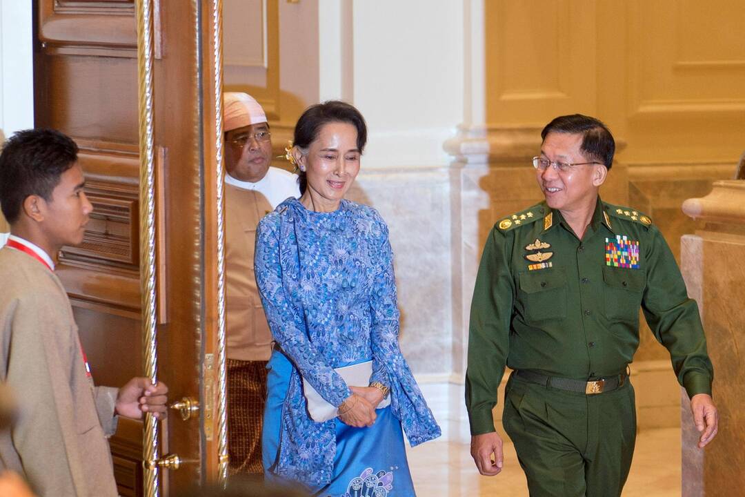 Aung San Suu Kyi (centre)