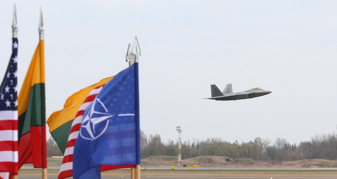 JAV, Lietuvos ir NATO vėliavos Zokniuose. 2004 m. kovo 29 d. Lietuva priimta į NATO.