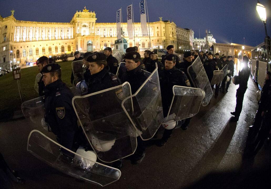 Austrijos policija sulaikė dešimtis prieš Vienos pokylį protestavusių aktyvistų