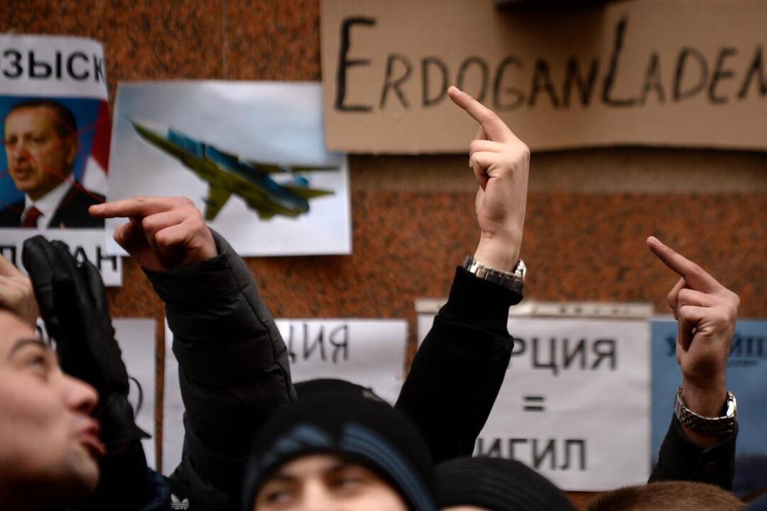 Turkijos ambasada apmėtyta akmenimis ir kiaušiniais