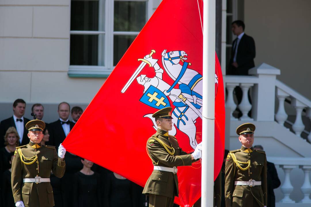 D. Grybauskaitė dalyvavo Valstybės vėliavų pakėlimo ceremonijoje