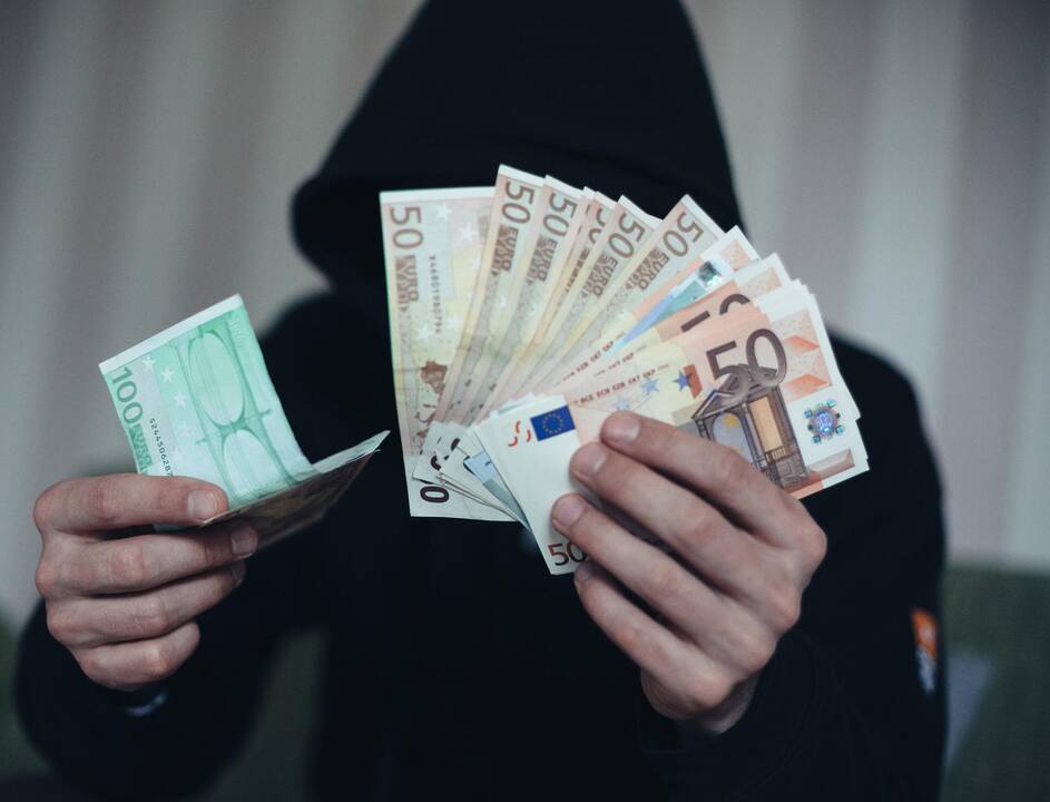 Iš alytiškio sąskaitos dingo 8 tūkst. eurų