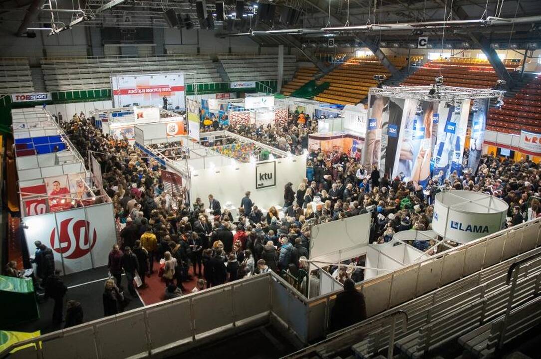 Mugėje būsimiems studentams patarimus žarstė dešimtys šalies mokyklų