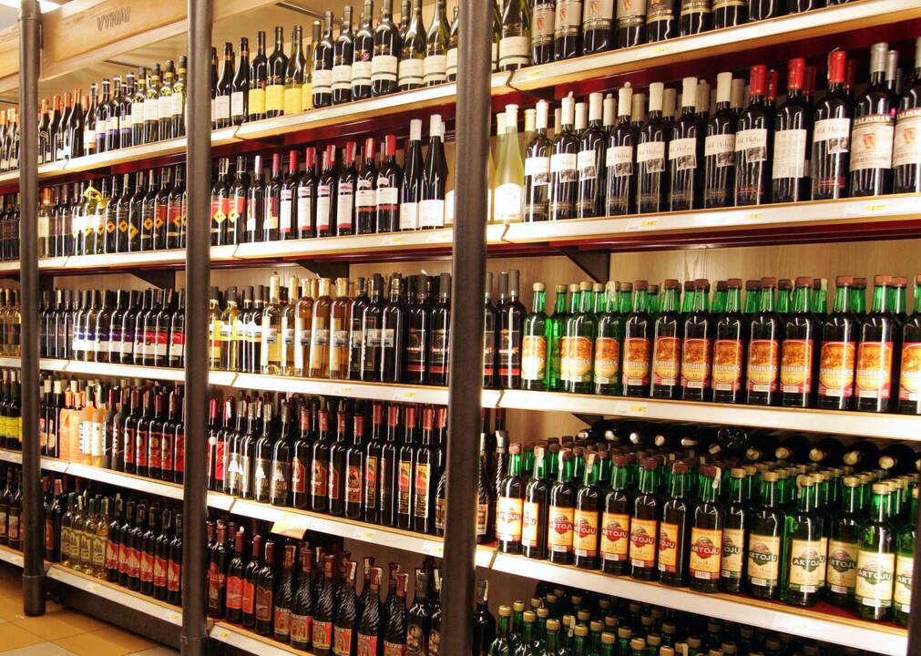 Vyriausybė vėl svarstys alkoholio prekybos sušvelninimą užsienio įmonėms