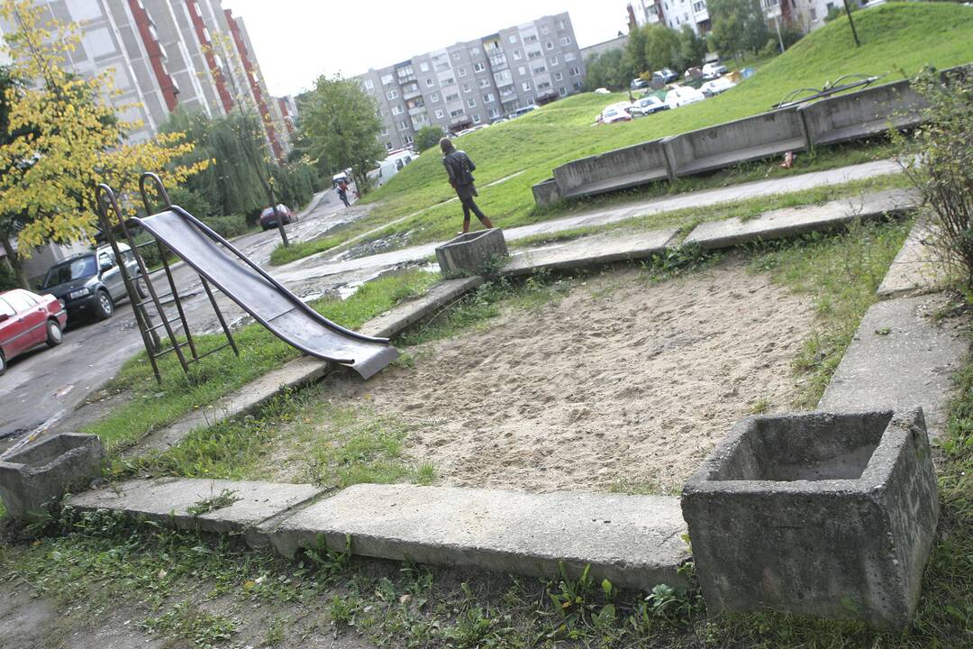 Aplūžusias vaikų žaidimo aikšteles planuojama remontuoti kitąmet