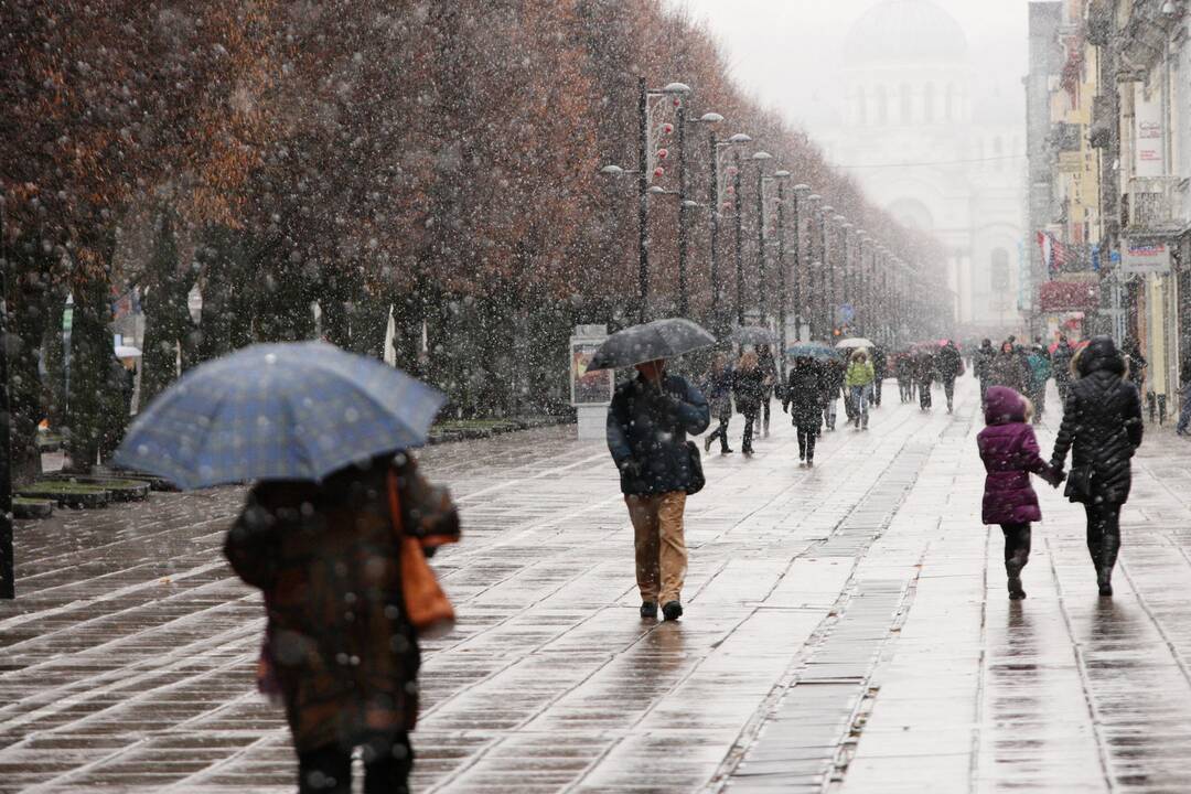 Eismo sąlygas sunkina šlapdriba, lietus, dulksna