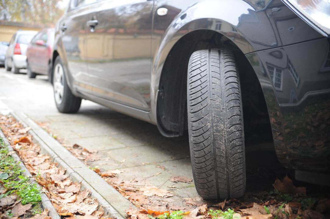 Naktį subadytos Seimo ir Vilniaus tarybos narių bei jų kaimynų automobilių padangos 