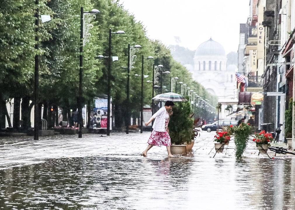 Sinoptikai įspėja: artėja škvalas ir kruša