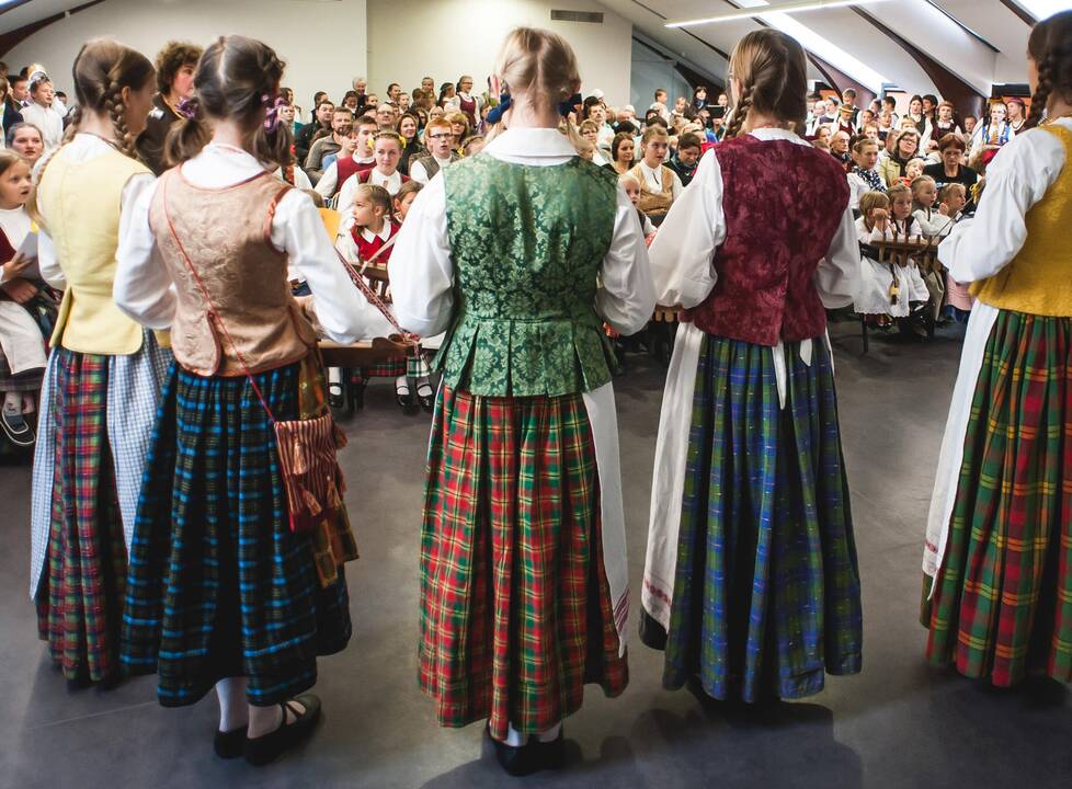 Į Kauną vėl sugužės folkloro ansambliai (festivalio programa)