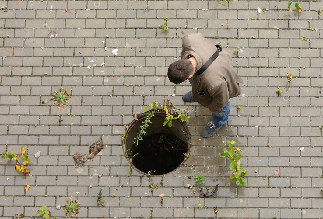 Kieme slypi šulinys be dangčio