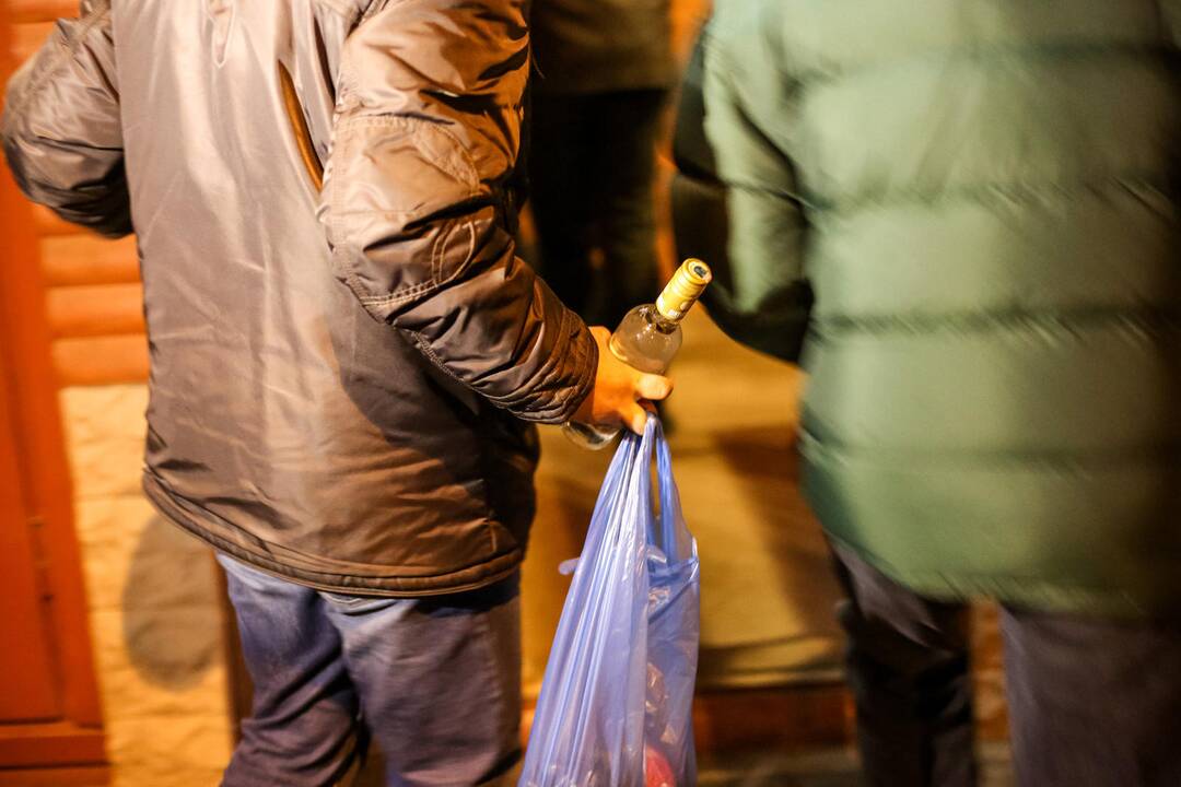 Prekybininkai reikalaus dokumentų iš visų alkoholio pirkėjų