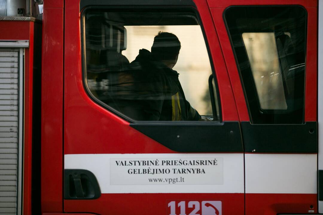 Prasidedant šildymo sezonui ugniagesiai prašo atsargiai elgtis su ugnimi