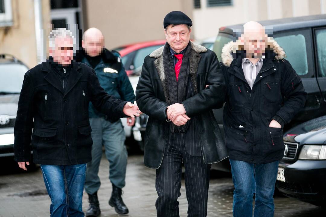 V.Venslovas įtariamas ėmęs kyšius ir dalijęsis jais su kolegomis.