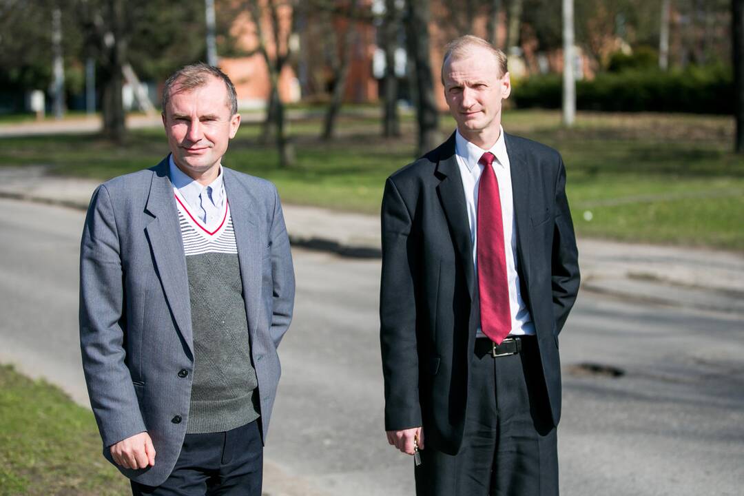 E.Janavičius (kairėje) ir V.Vaitkevičius įsitikinę, kad gatves iš pagrindų turėtų tvarkyti rimtos kompanijos.