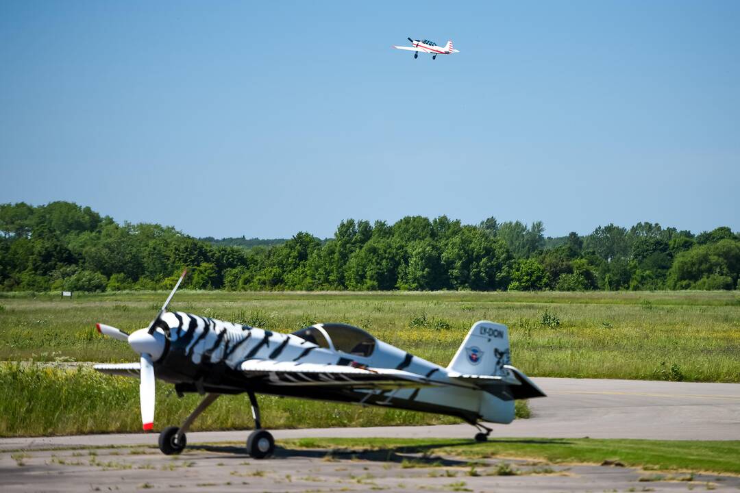 Aerodromo 100-mečio šventėje – kvapą gniaužiantys triukai