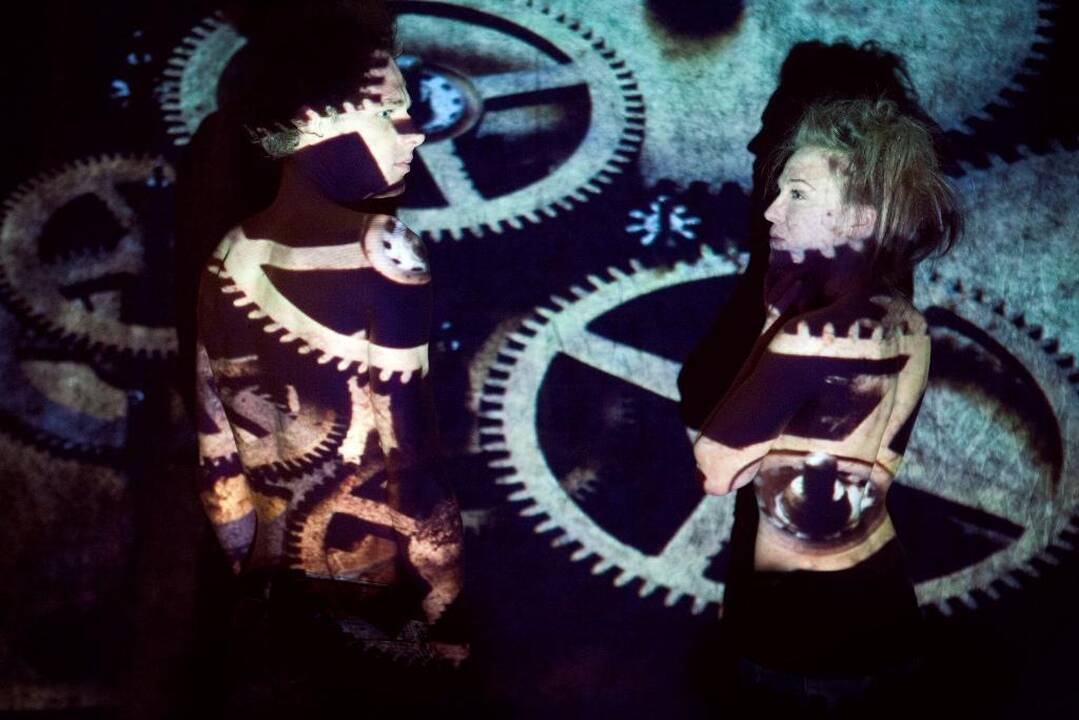 Scena iš spektaklio „Mechaninė širdis“